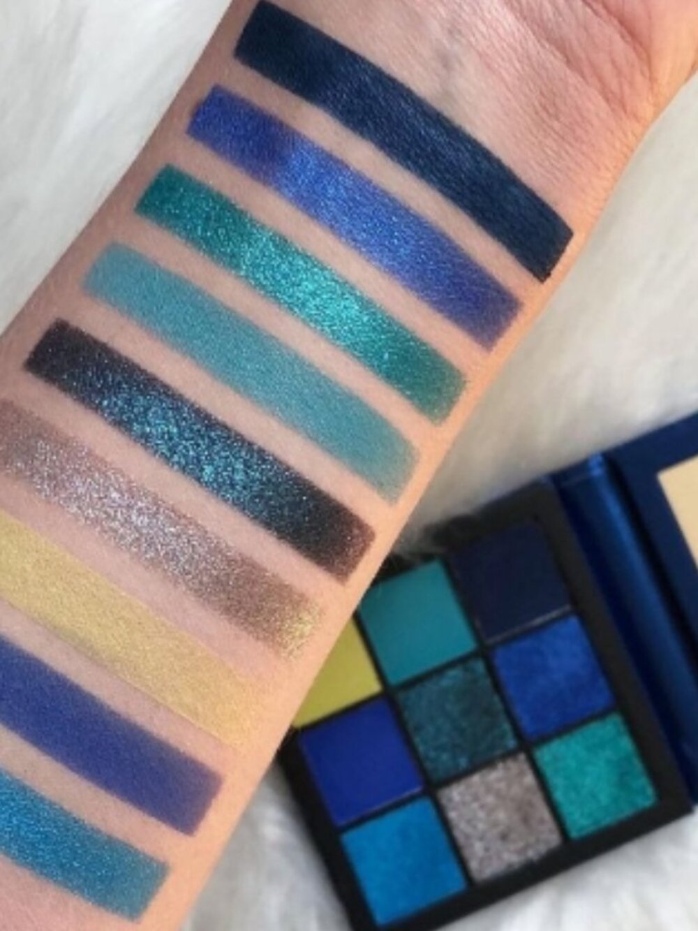 HUDA BEAUTY Amethyst, Emerald, and Sapphire Obsession Eyeshadow Palettes - Picture 6 of 10